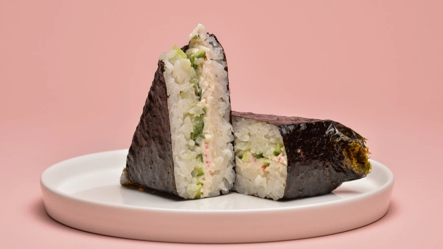 Онигири с крабом спайси