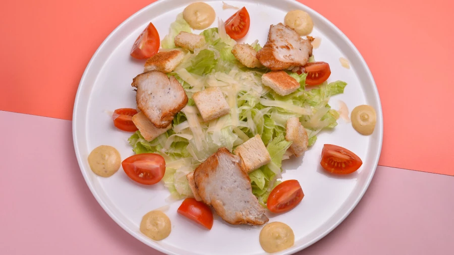 Салат цезарь с курицей