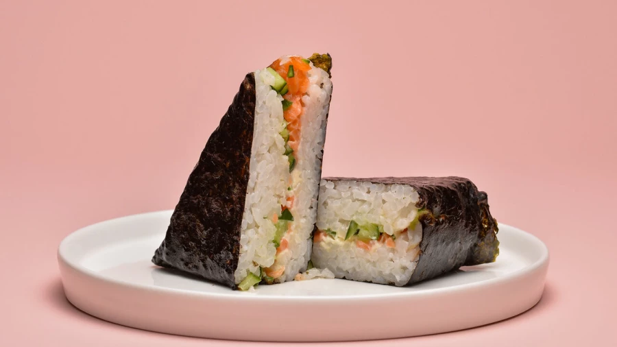  Онигири с лососем