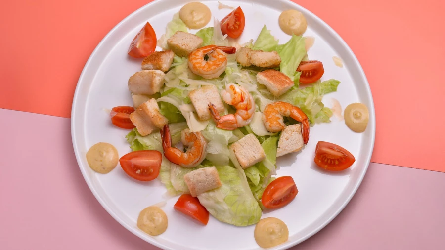 Салат цезарь с креветкой
