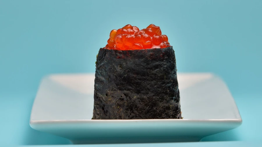 Гункан с красной икрой