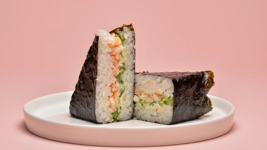 Онигири с креветкой спайси