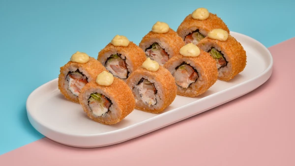 Ролл темпура Цезарь с копченой  курицей