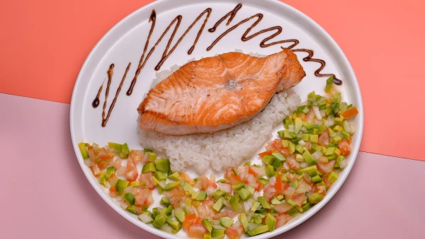 Стейк лосося под гуакомоле