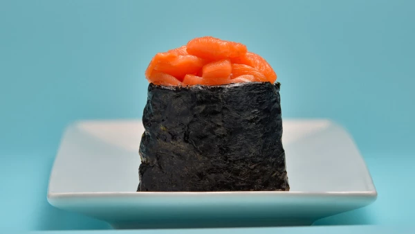 Гункан с лососем