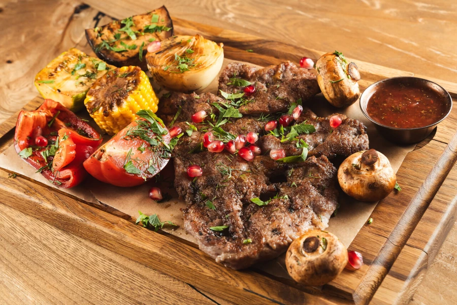 Стейк из свиной шеи с овощами