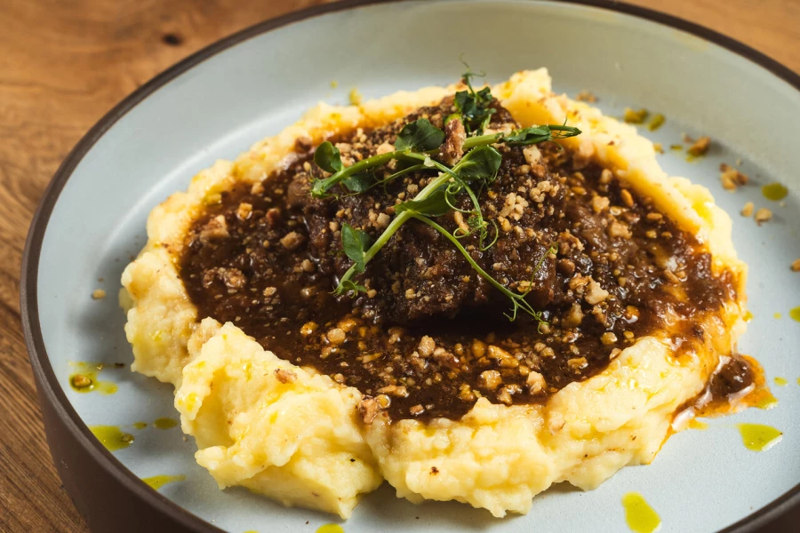 Говяжьи щеки в соусе "порто" с картофельным пюре
