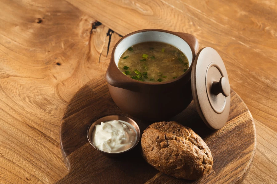 Щи из квашенной капусты с белыми грибами 