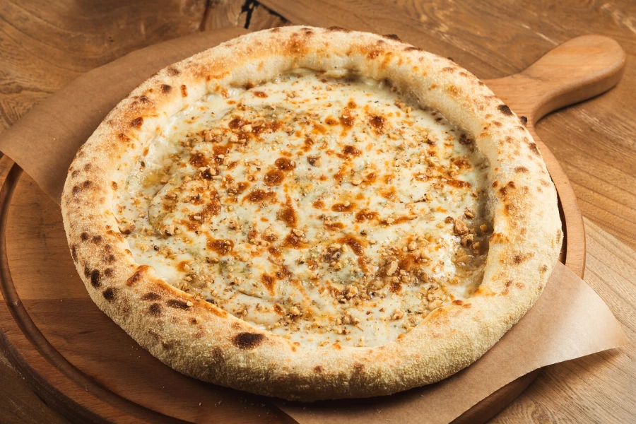 Пицца с грушей и сыром Дор Блю