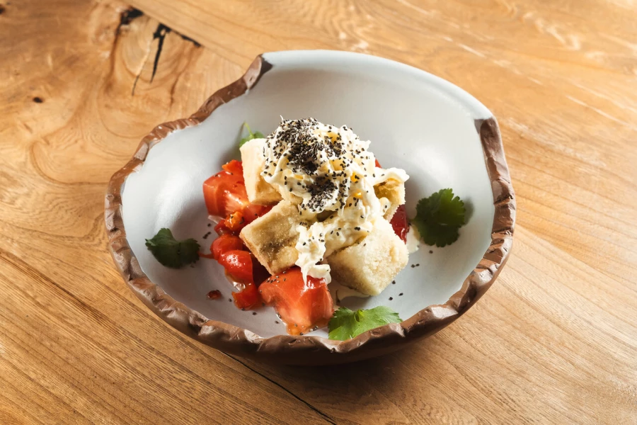 Салат с хрустящими баклажанами и страчателлой