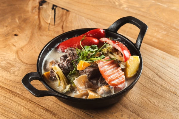 Лось тушенный с овощами