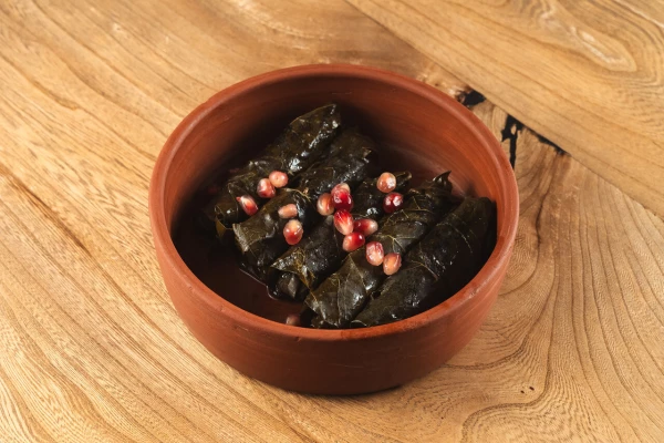 Долма с бараниной с томатным соусом