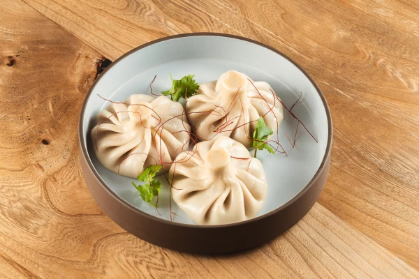 Хинкали с курицей  в соусе Том Ям