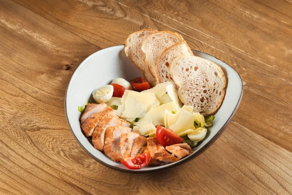 Салат Цезарь с куриной грудкой