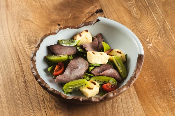 Салат с ростбифом, киви и халуми