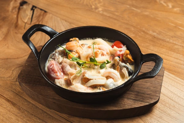 Морепродукты в сливочном соусе