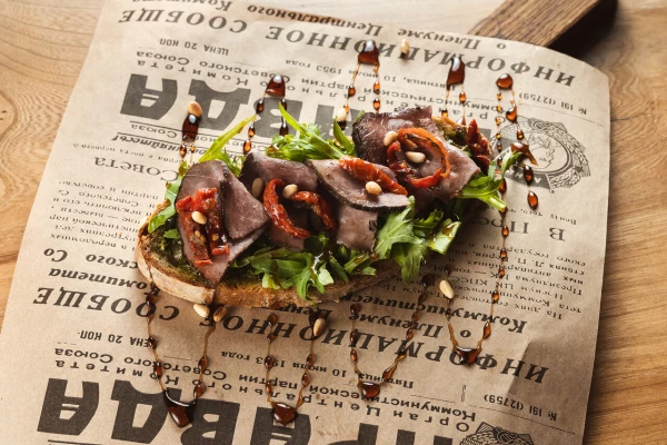 Брускетта с ростбифом