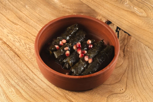 Долма с говядиной и свининой с томатным соусом