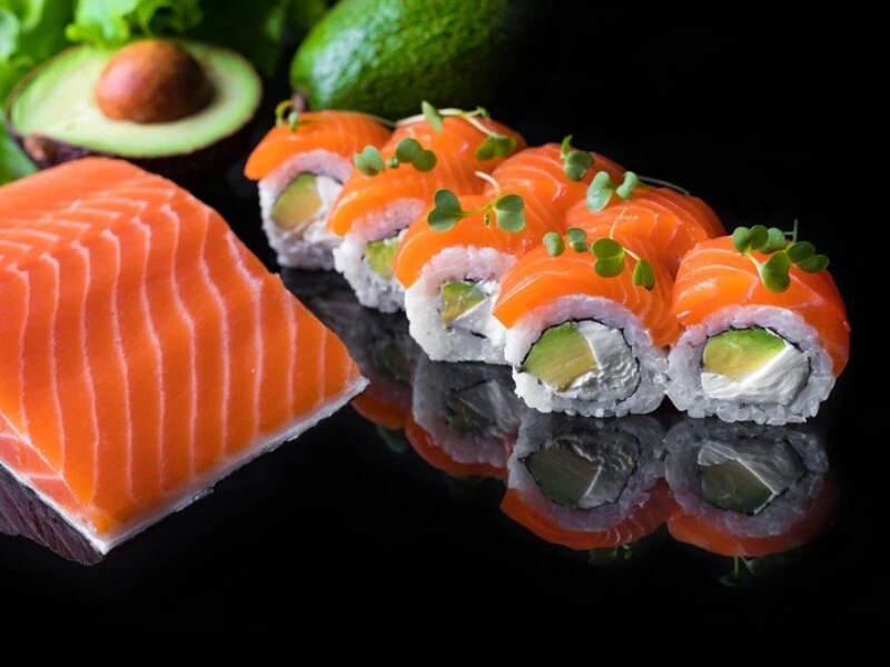 Филадельфия со слабосолёным лососем и авокадо