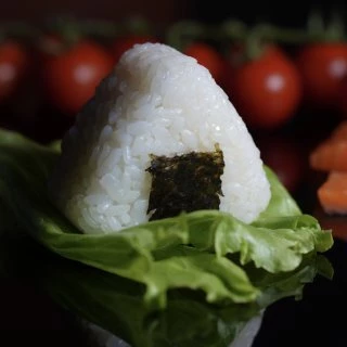 Онигири с лососем