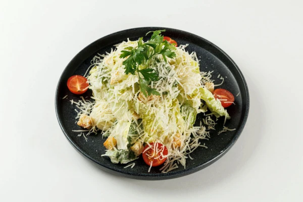 Салат Цезарь с обжаренным куриным филе