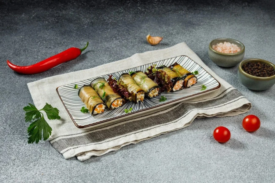 Рулетики из баклажан с лососем