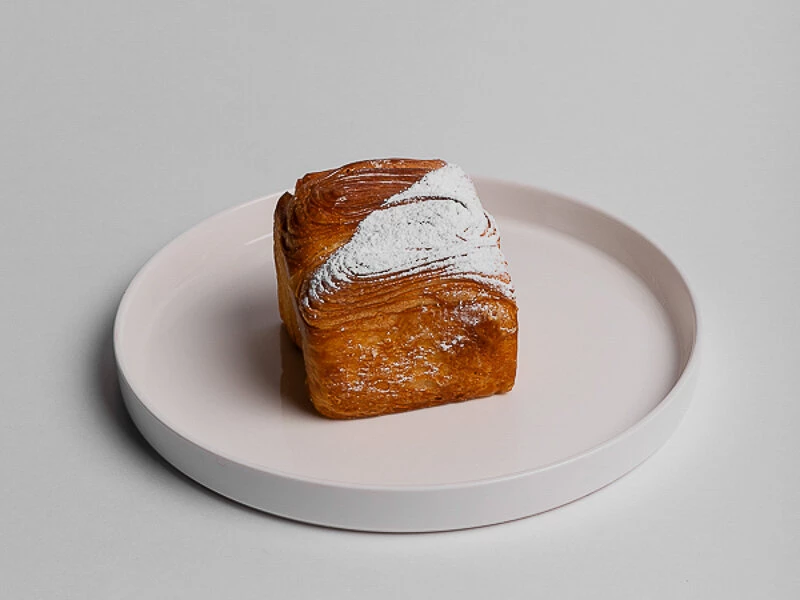 Куб с фисташковым кремом и малиной