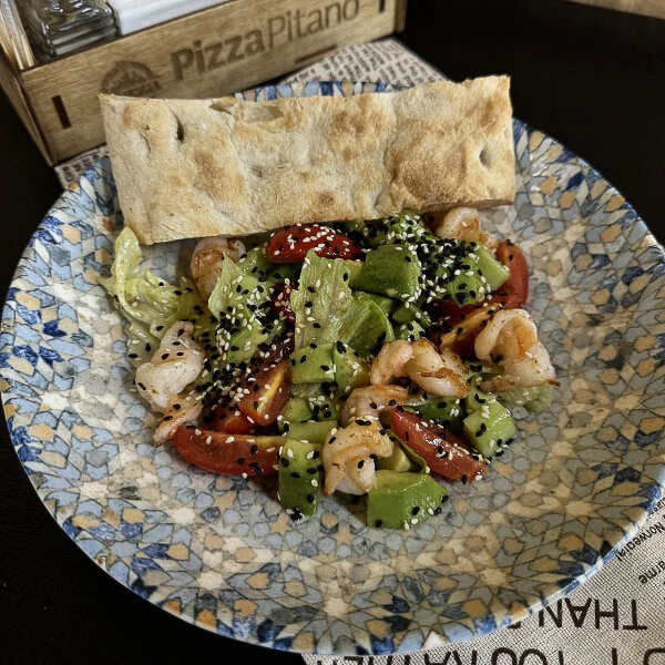 Салат с креветками и авокадо с имбирной заправкой