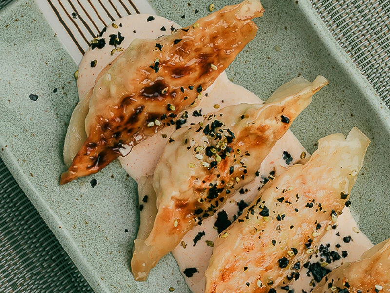 Гёдза с курицей и креветками в соусе сливочный лемонграсс