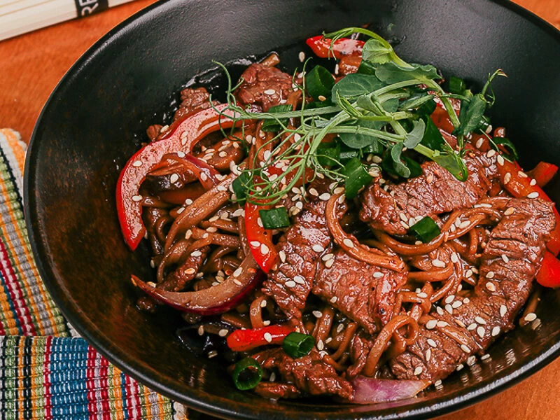 Гречневая лапша с говядиной и шиитаке в перечном соусе