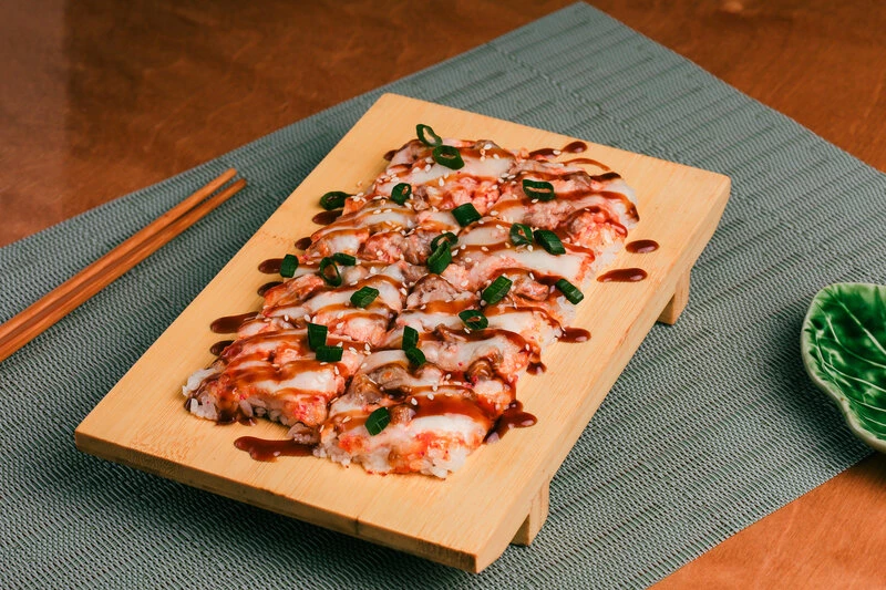 Суши пицца с лососем