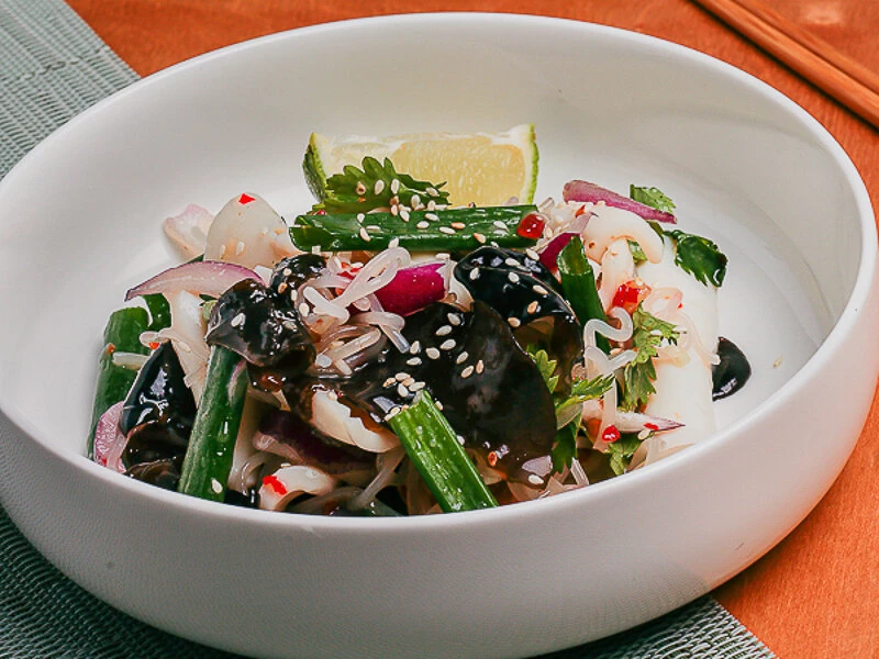 Тайский салат с кальмаром и бататной лапшой