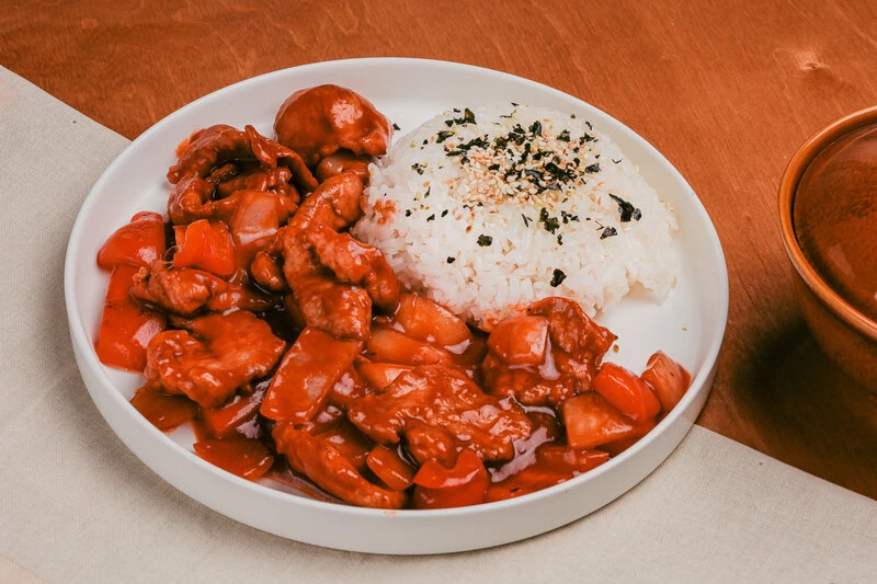 Свинина в кисло-сладком соусе с паровым рисом