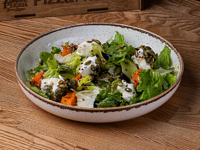 Салат с печеной тыквой, киноа и сливочным сыром