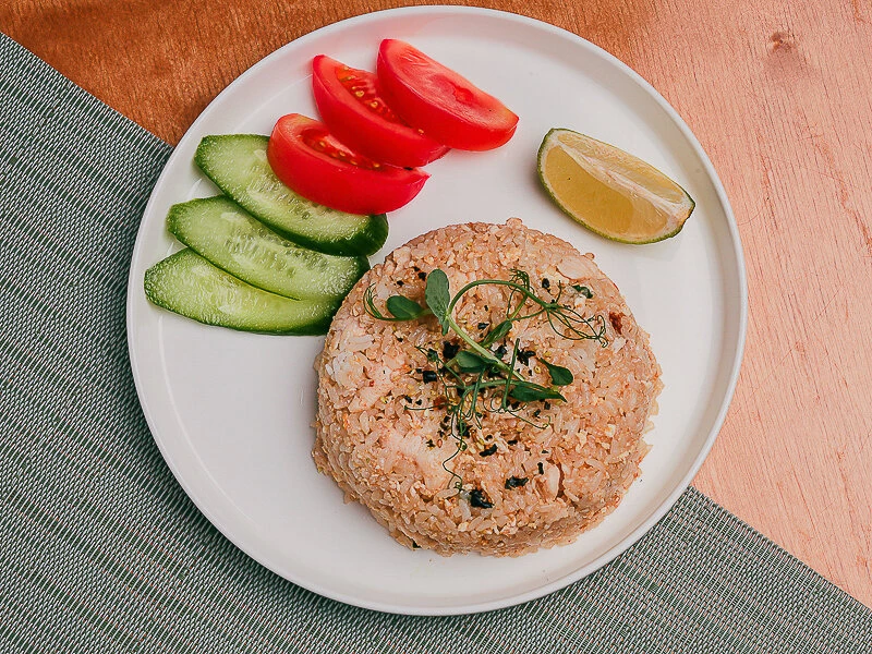 Жареный рис с курицей 