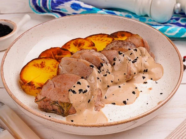 Свинина в перечном соусе с запеченным картофелем