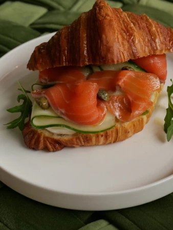 Круассан с семгой 