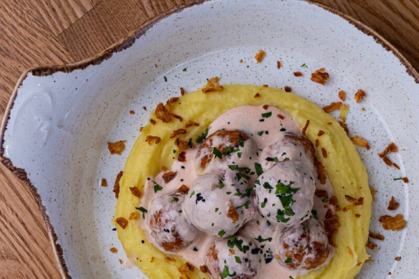 Фрикадельки из индейки в сливочно-томатном соусе с пюре 