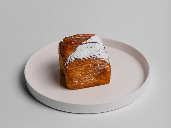 Куб с фисташковым кремом и малиной