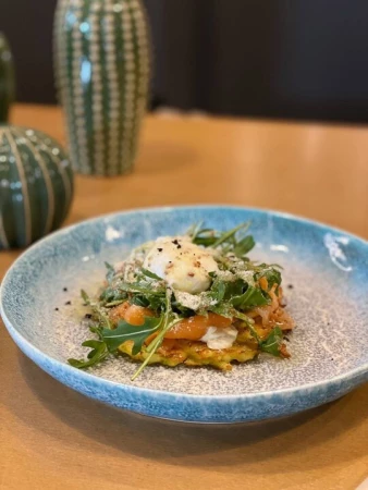 Яйцо пашот с семгой