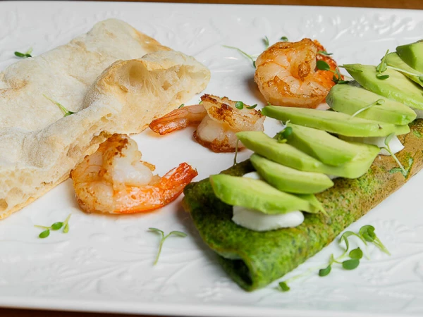 Зеленый омлет с креветками