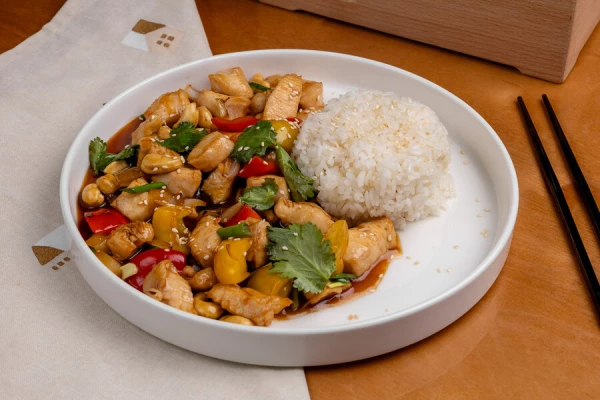 Курица с кешью и овощами