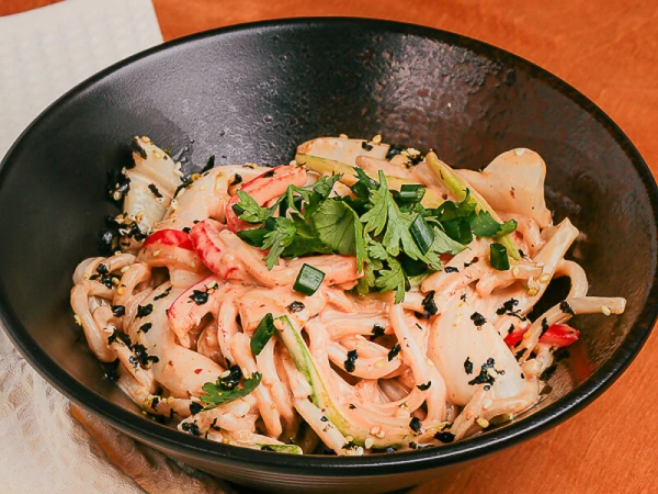 Пшеничная лапша с кальмаром в сливочно-устричном соусе