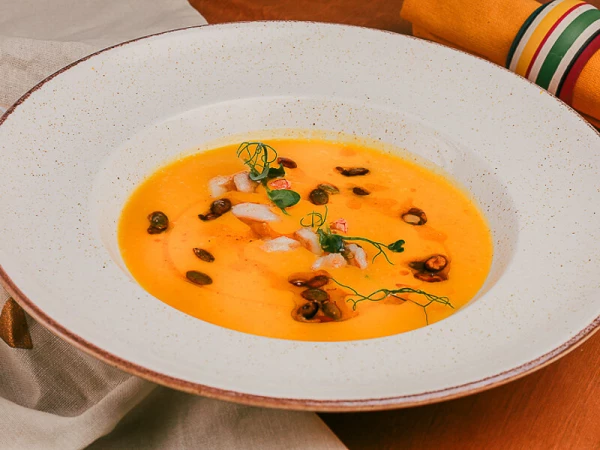 Крем-суп из тыквы на кокосовых сливках с креветками