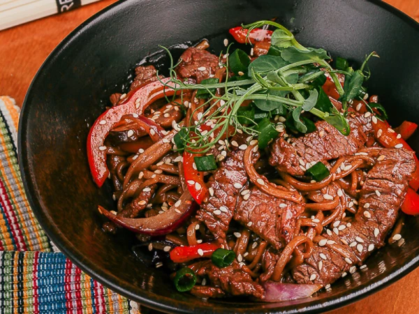 Гречневая лапша с говядиной и шиитаке в перечном соусе