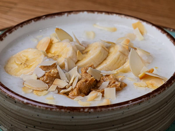 Каша рисовая с бананом и арахисовой пастой 