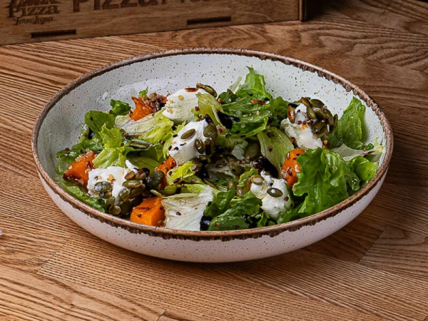 Салат с печеной тыквой, киноа и сливочным сыром