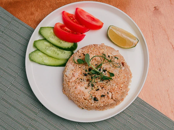 Жареный рис с курицей 