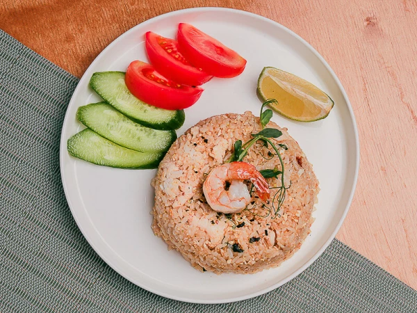 Жареный рис с креветками