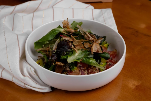 Салат с тунцом ,киноа и авокадо 